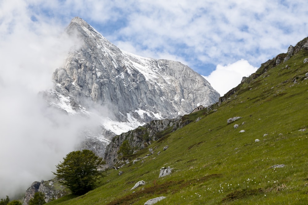 montagna innevata sotto il cielo nuvoloso durante il giorno