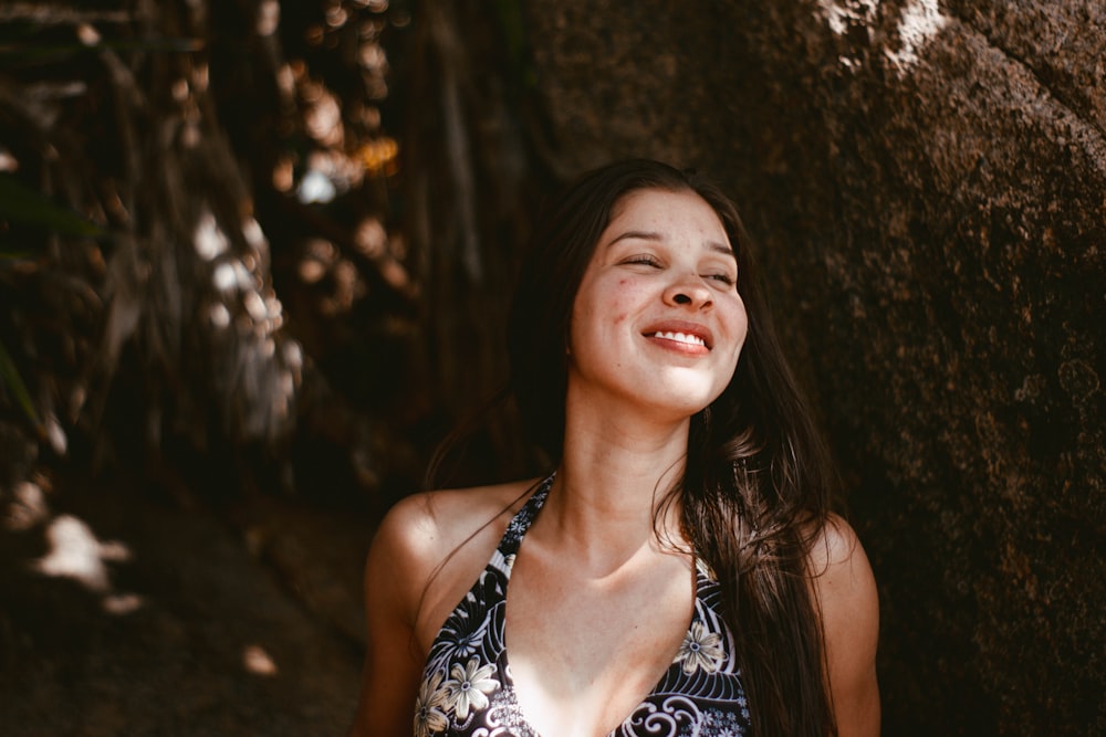 mulher na regata floral preta e branca