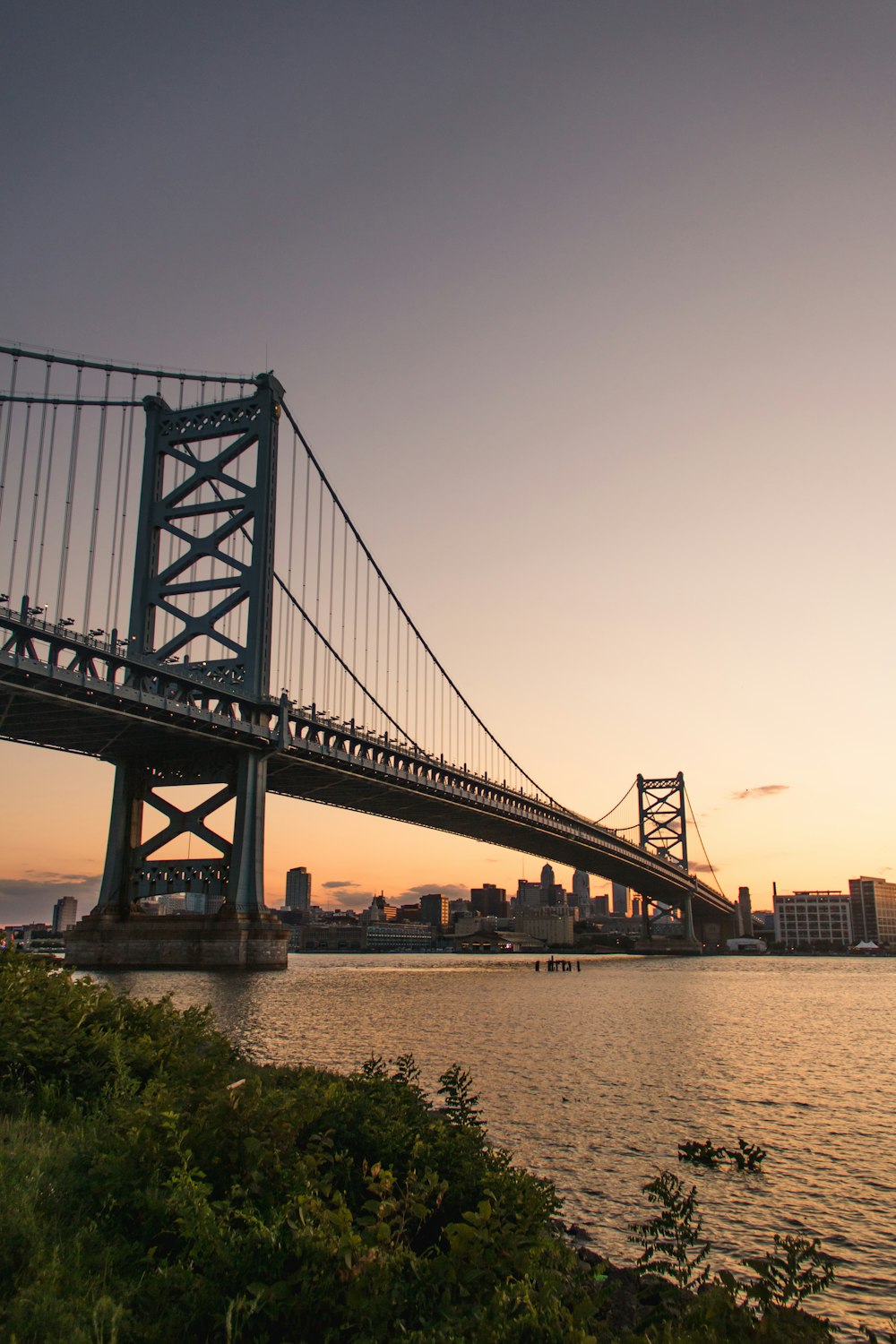 ponte sobre o corpo de água