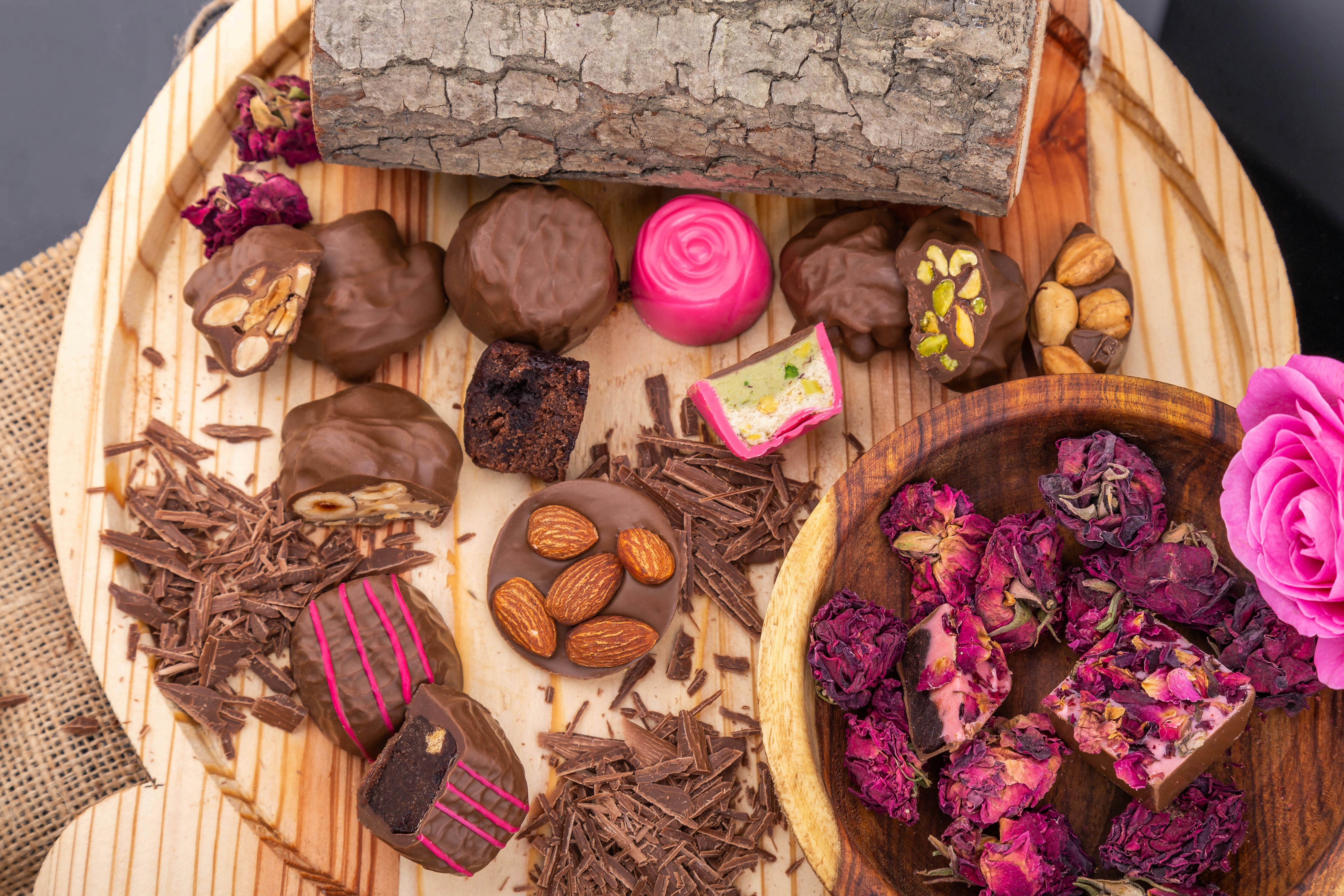 Decoraciones en forma de corazón de madera morada y marrón