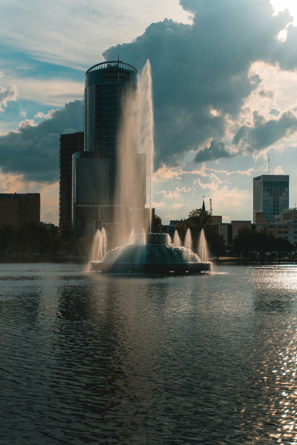 Fontana d'acqua vicino agli edifici della città durante il giorno