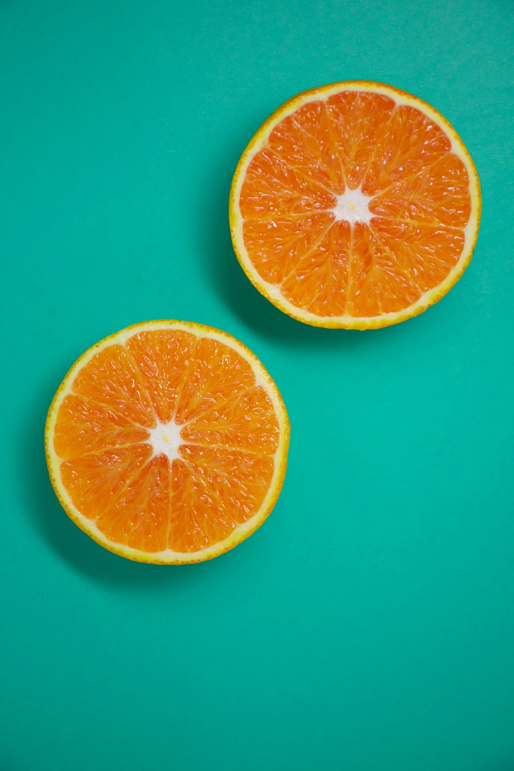 frutta arancione a fette su superficie blu