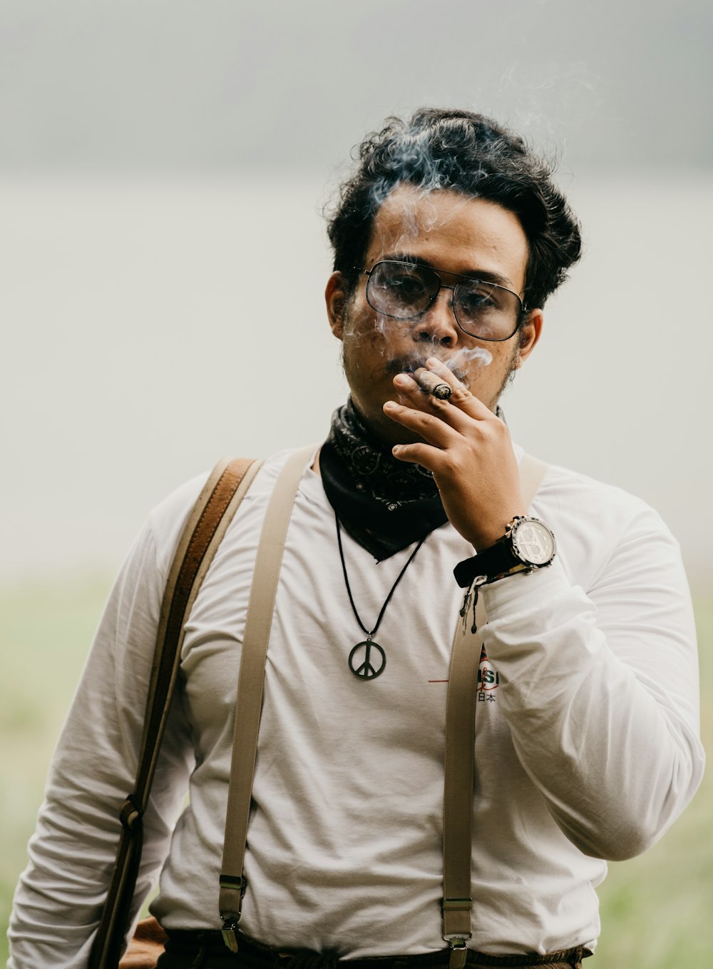 Chemise à manches longues homme en blanc avec sac à dos noir