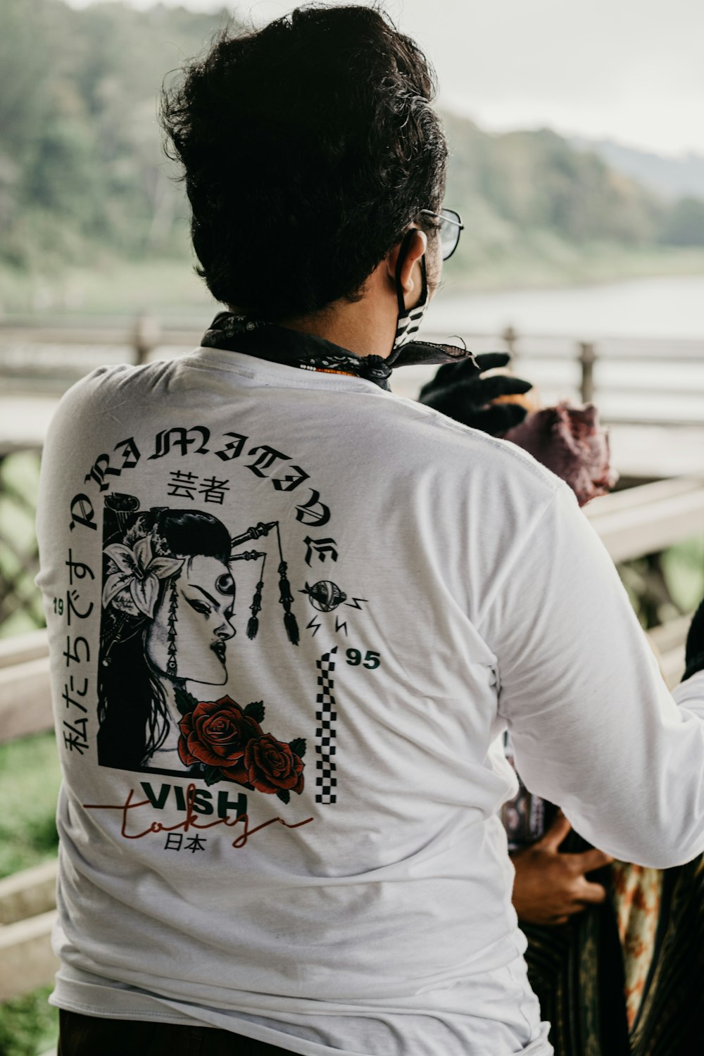 Hombre con camiseta blanca de cuello redondo