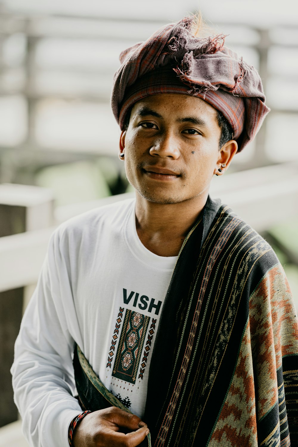 Mann in weißem Rundhals-T-Shirt mit rotem und schwarzem Bandana