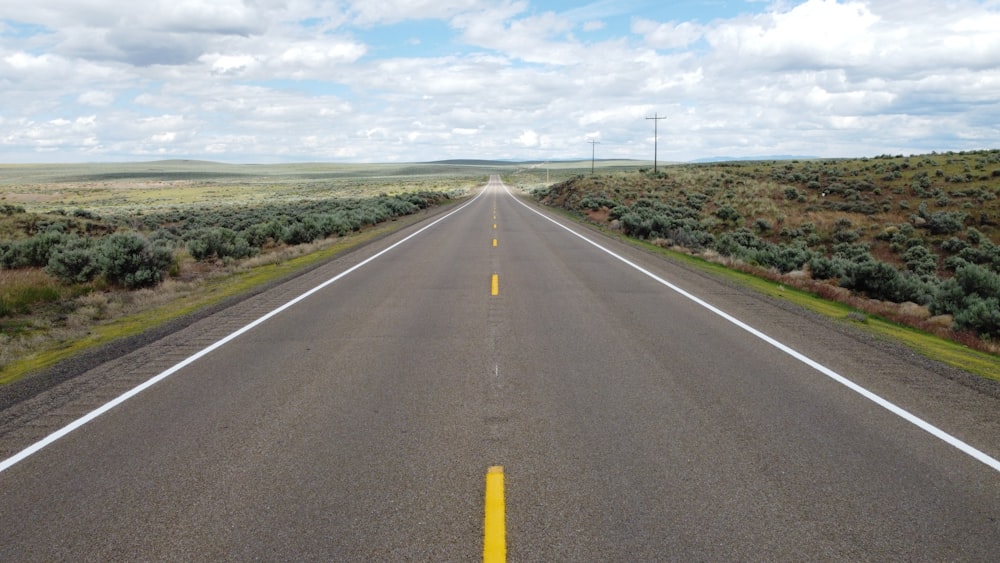 昼間の青空の下の灰色のコンクリート道路