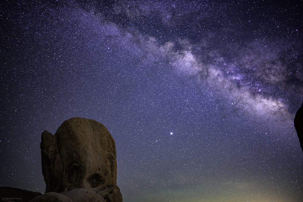 Formación rocosa marrón bajo el cielo azul durante la noche