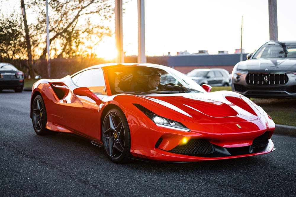 Ferrari 458 Italia vermelha na estrada durante o dia