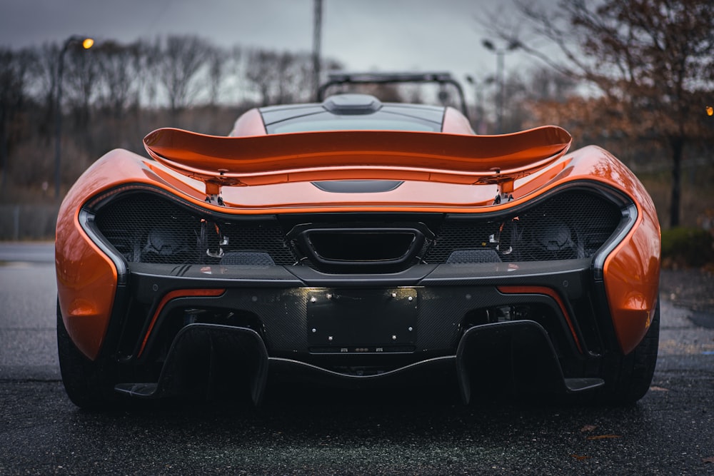 Chevrolet Camaro naranja y negro