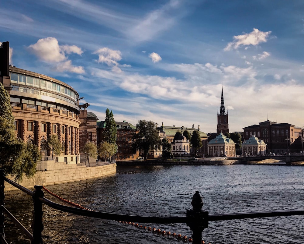 Blick auf eine Stadt über einen Fluss von einer Brücke