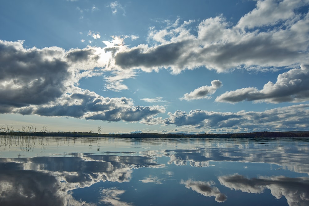 céu azul e nuvens brancas sobre o lago