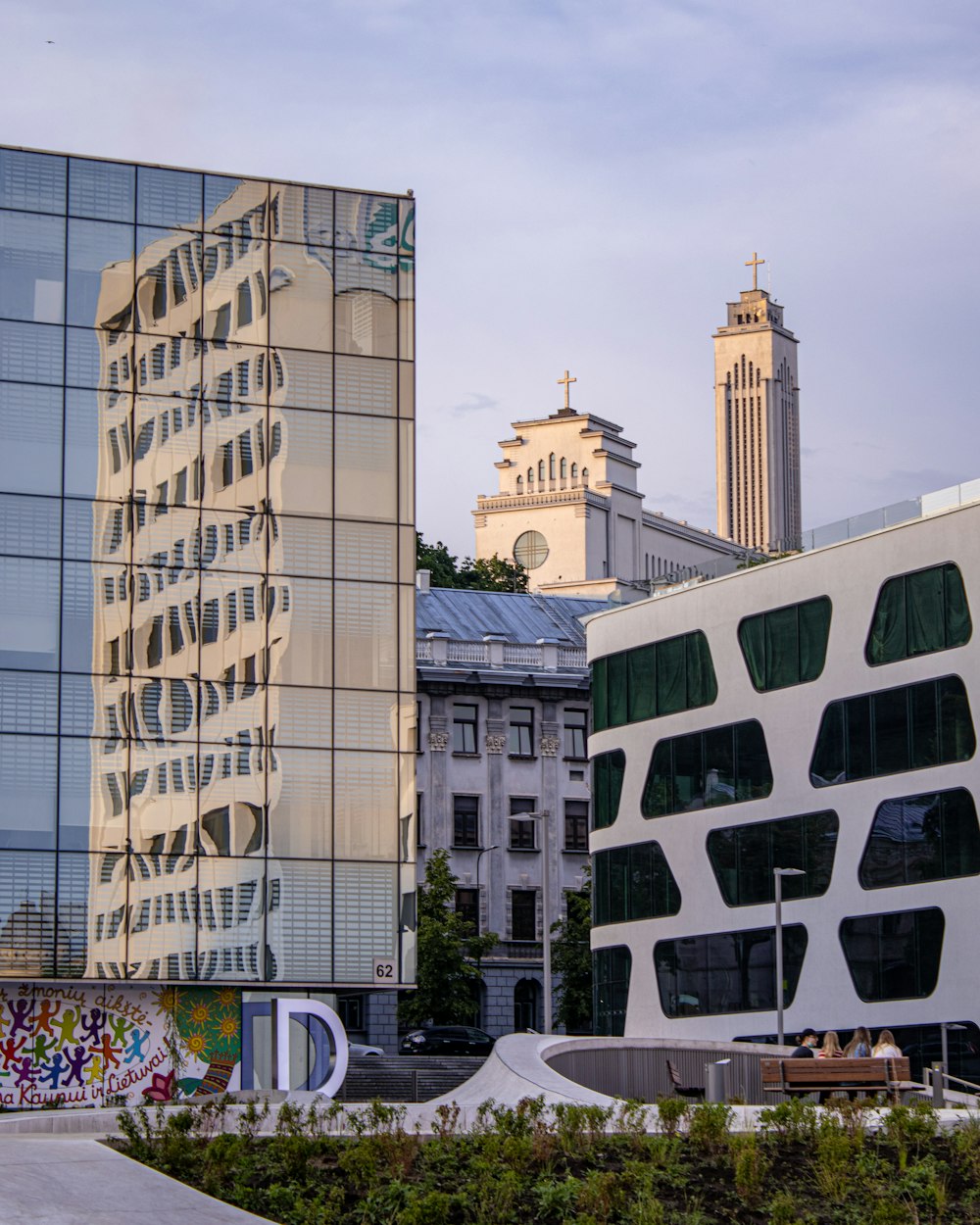 Bâtiment en béton blanc avec fenêtres en verre