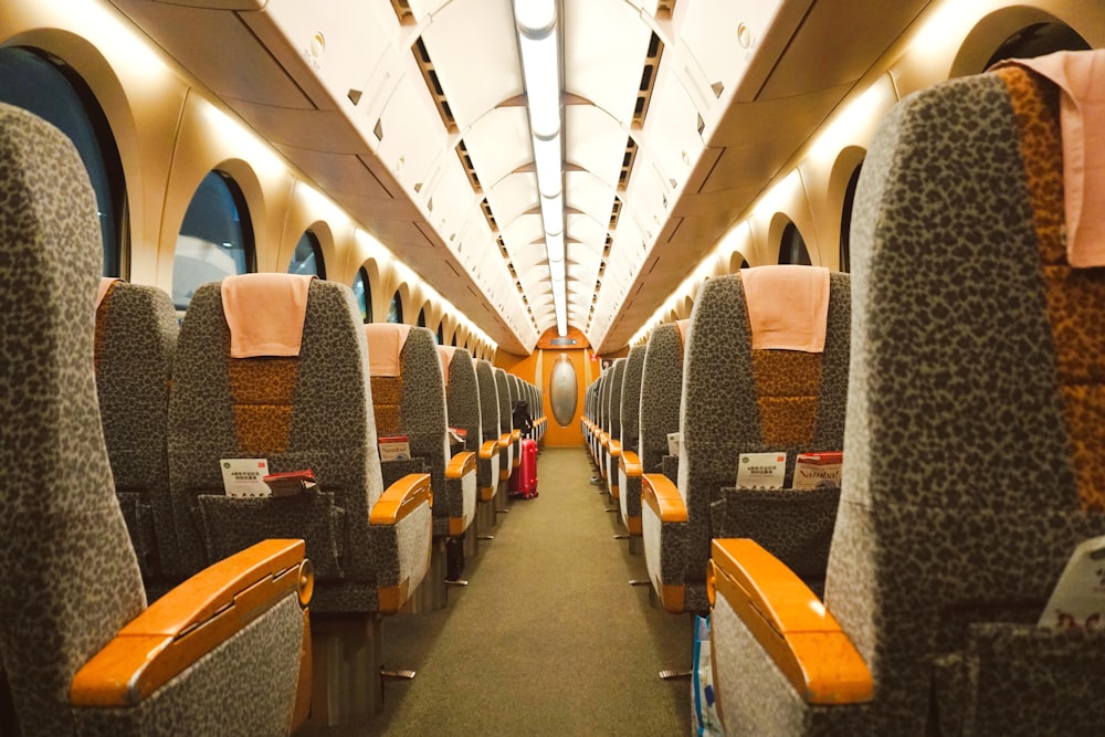 青と茶色の列車の座席