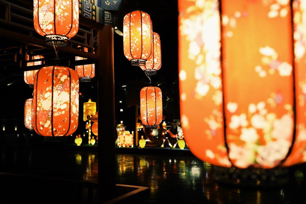 Lanternes chinoises orange et blanches
