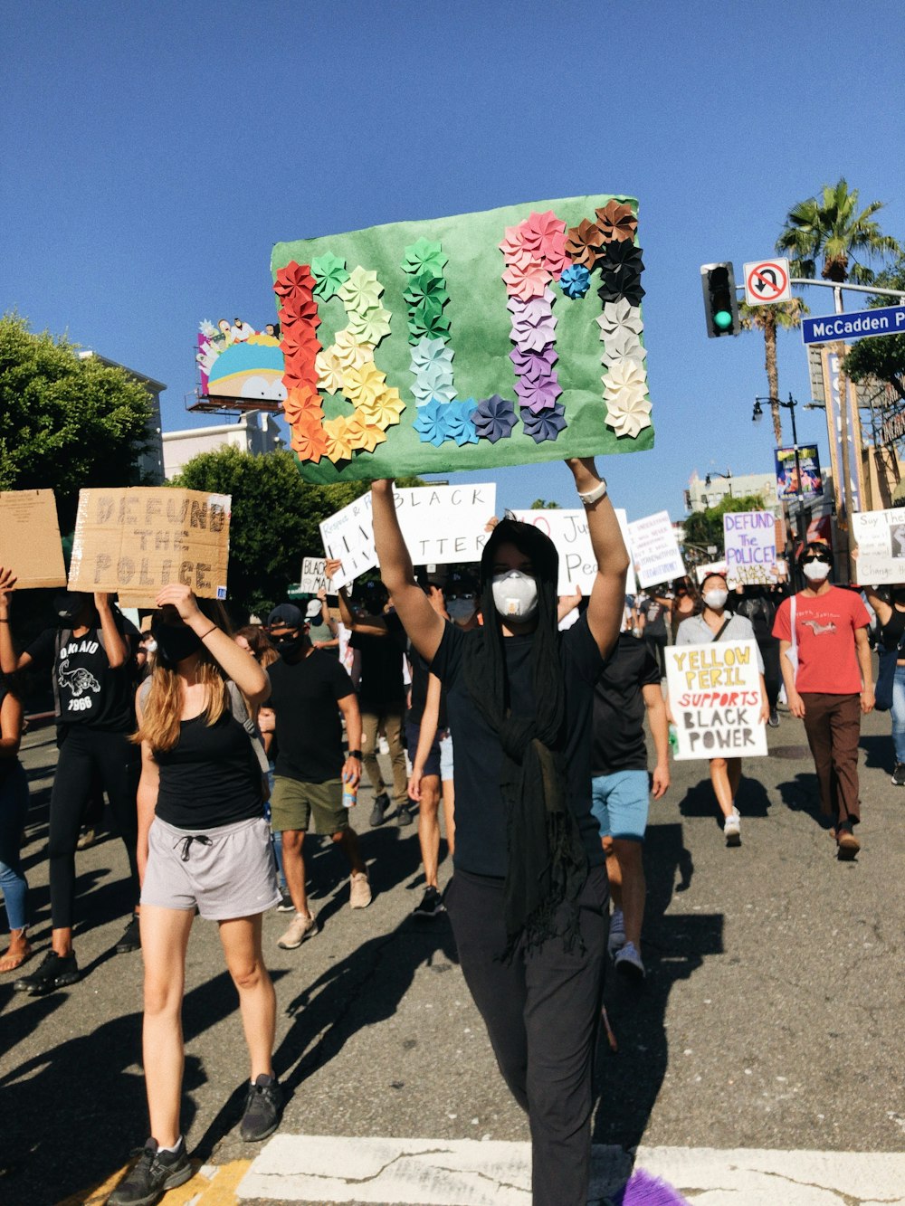 grupo de personas sosteniendo carteles durante el día