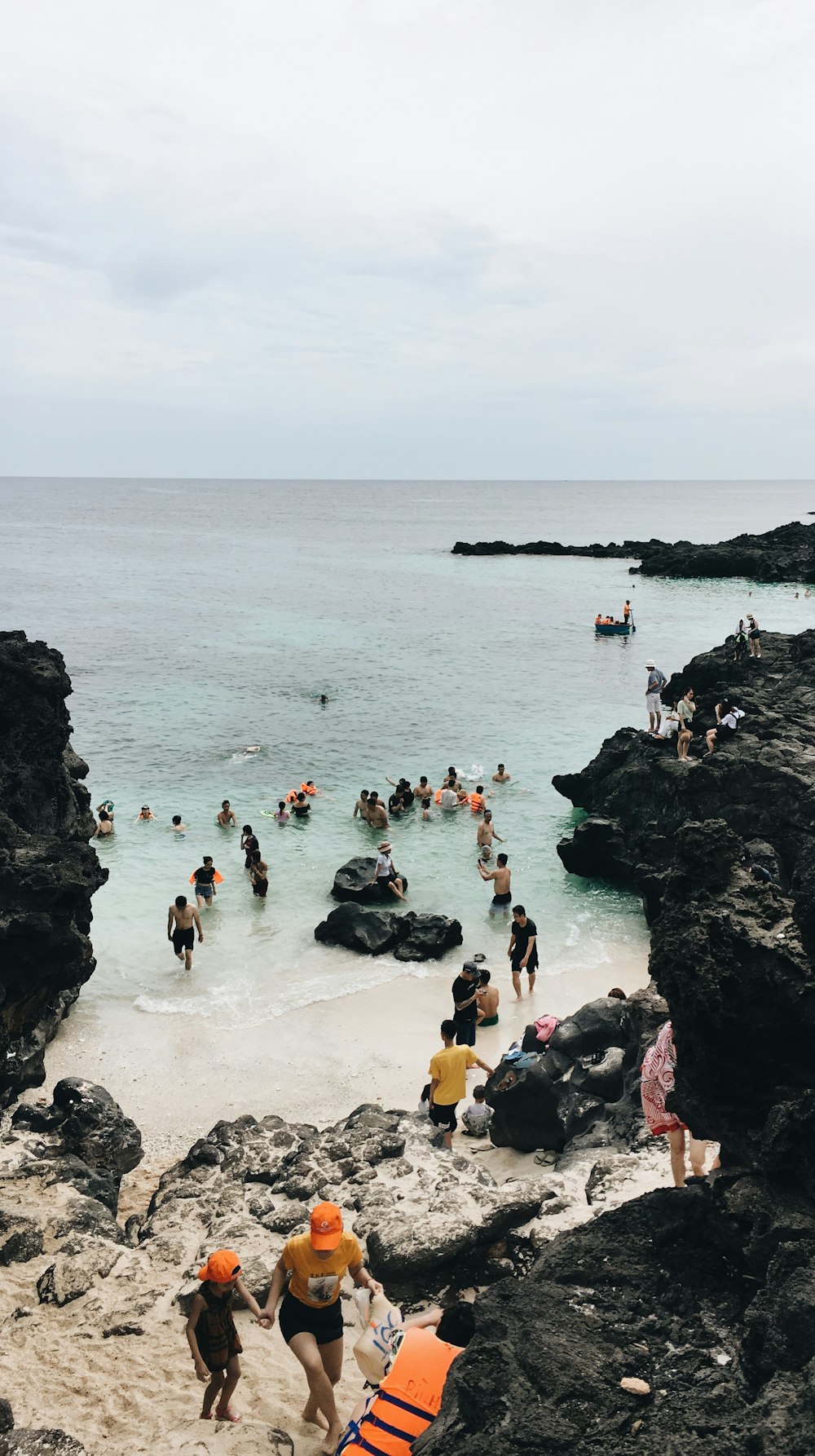 Gente en la playa durante el día