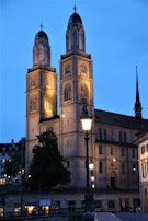 Catedral núcleo illuminated at dusk, inviting all to join in worship.