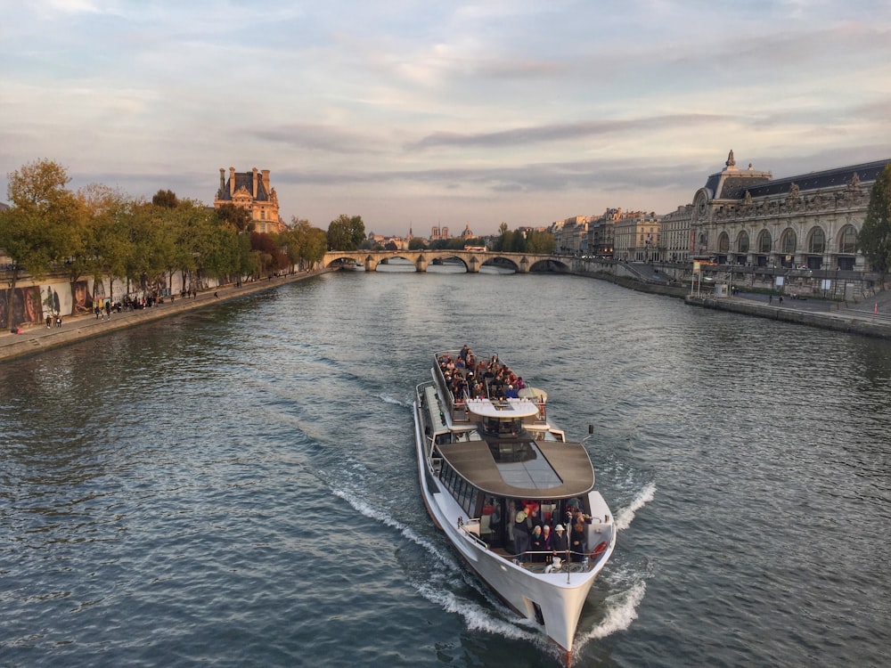 Bateau blanc et noir sur l’eau pendant la journée