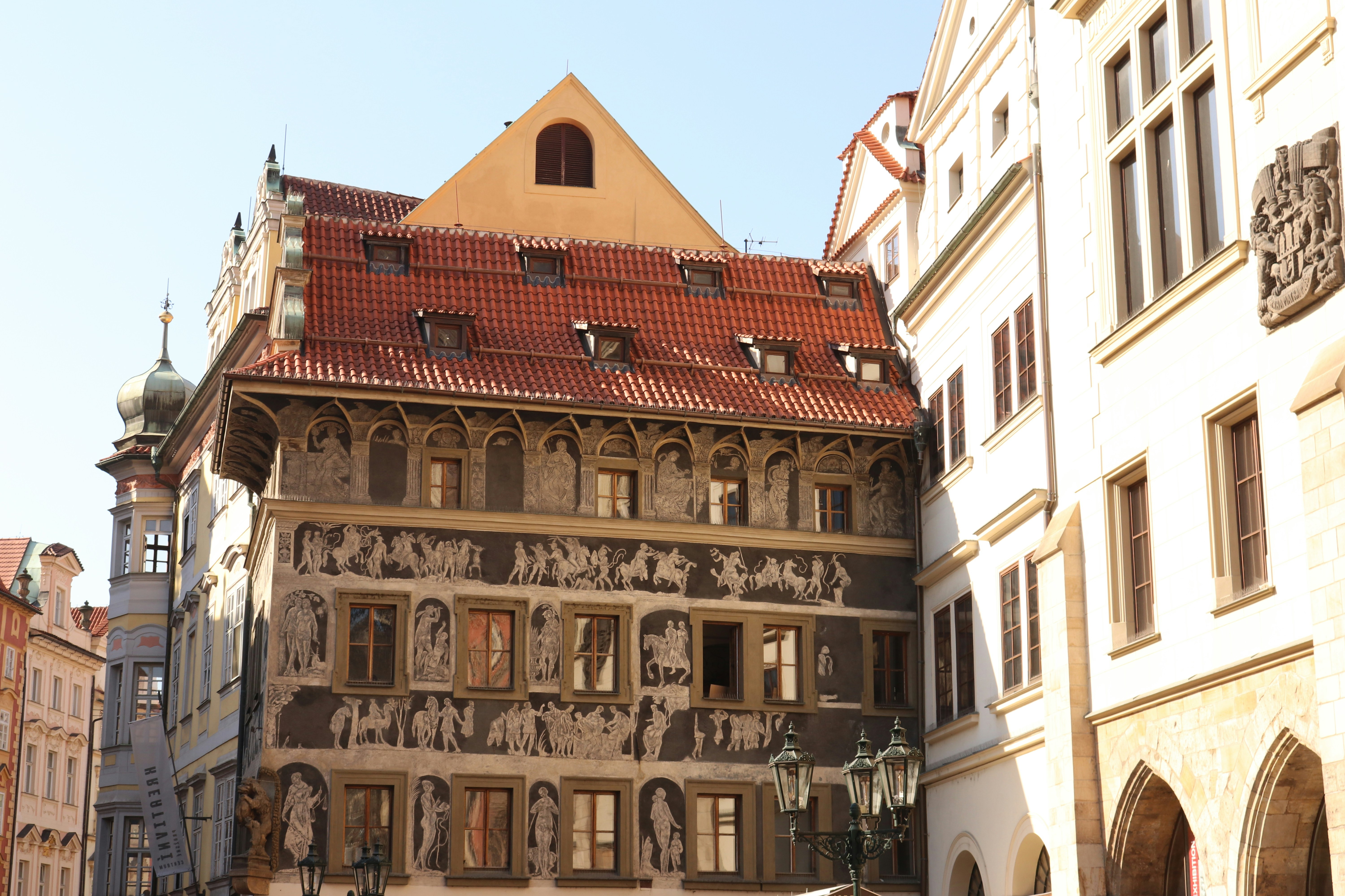Edificio de hormigón marrón y blanco