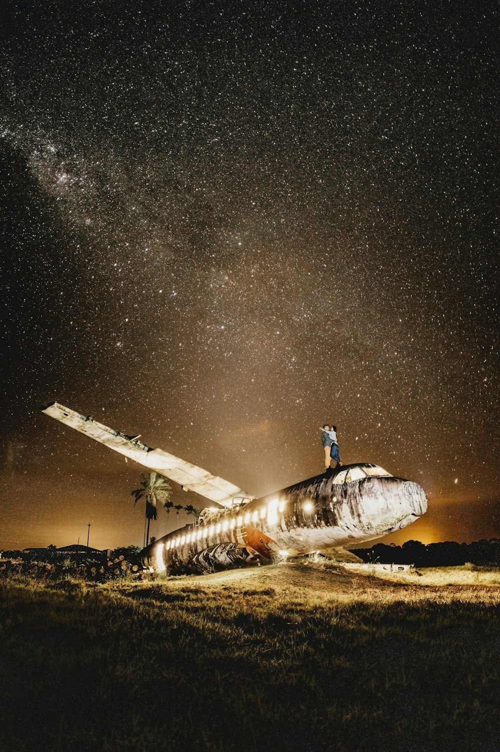 Nave espacial blanca y azul en campo marrón bajo la noche estrellada