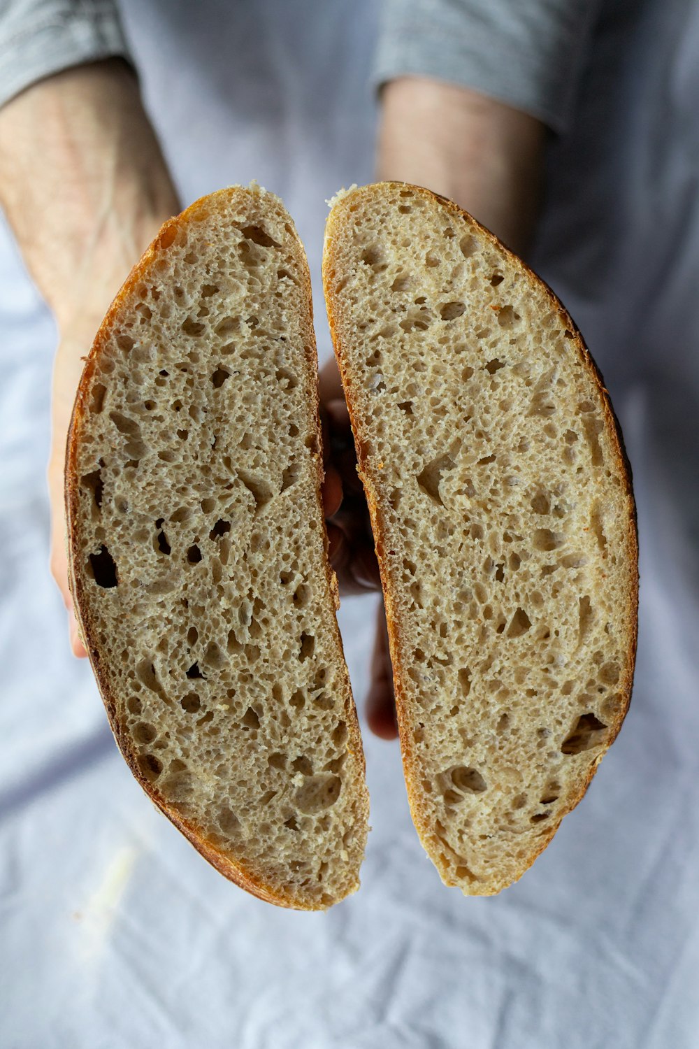 白い布地に2つの茶色のパン