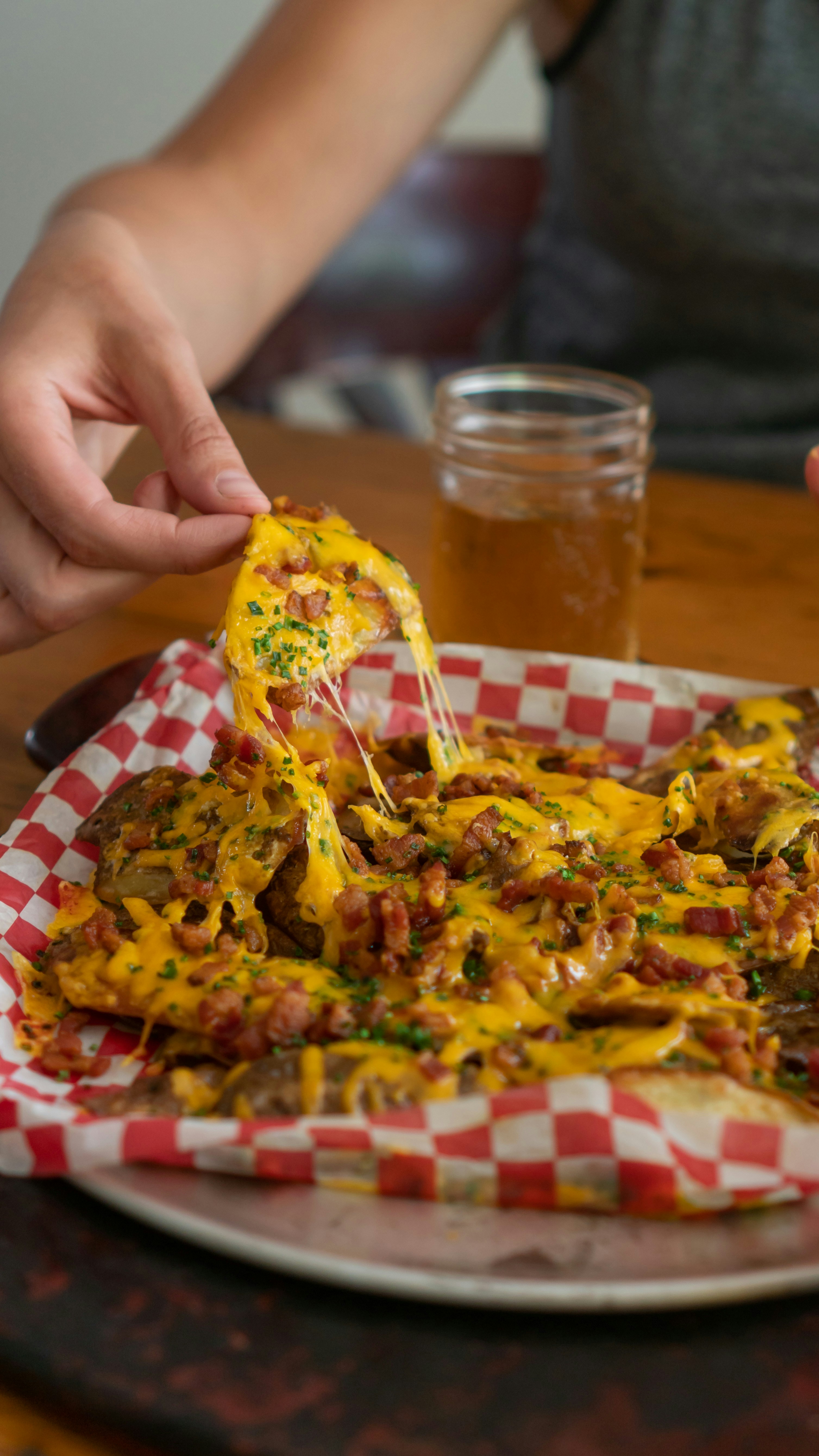 persona che tiene il cibo cotto sul piatto