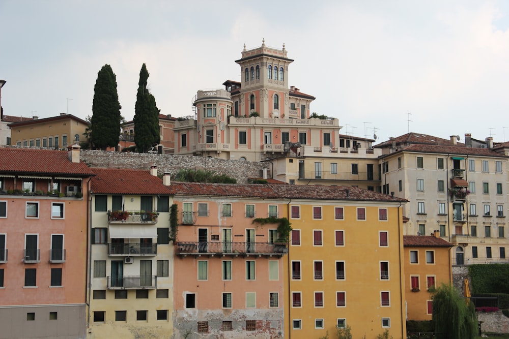 edificio in cemento marrone e bianco durante il giorno