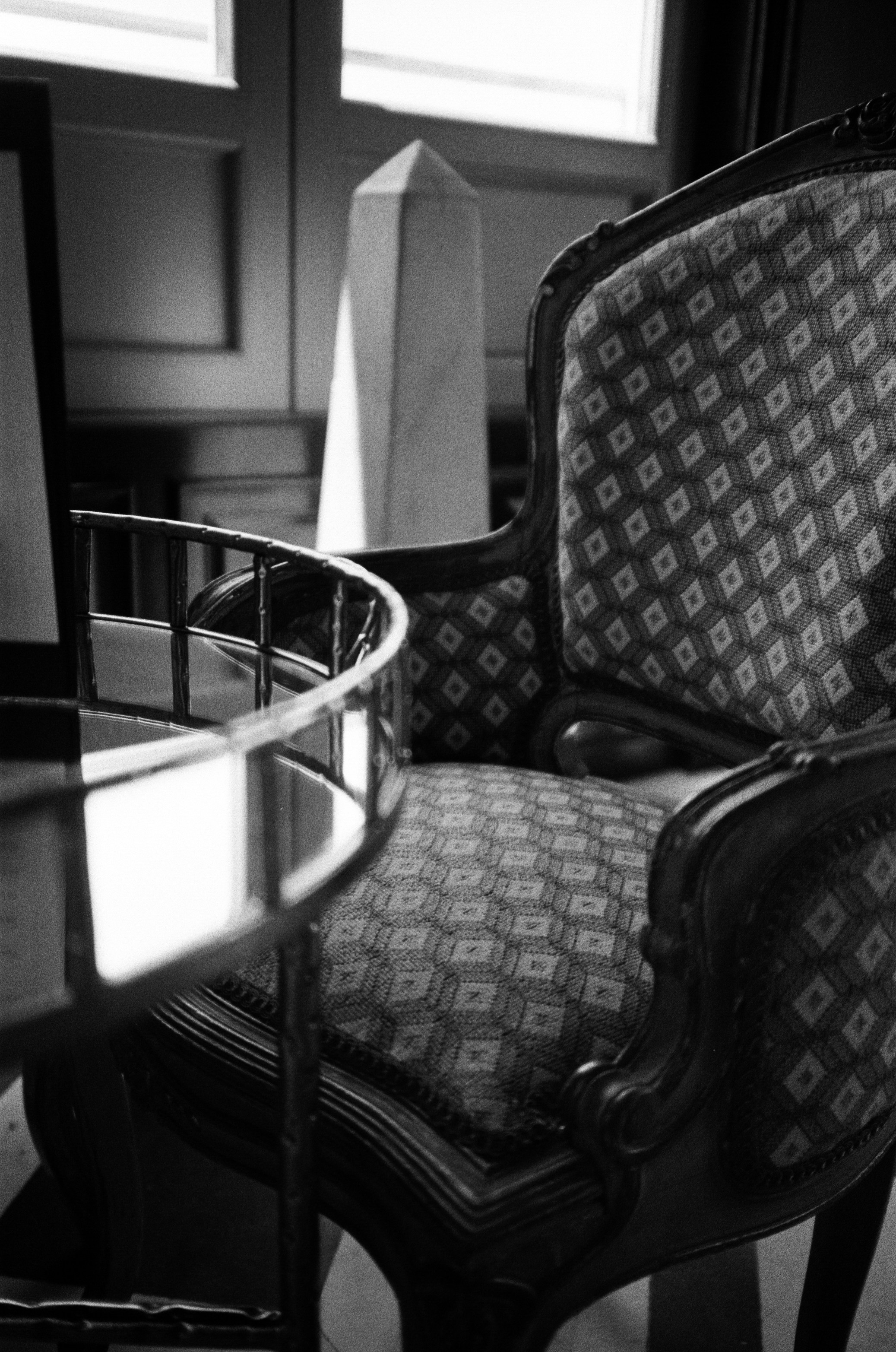 schwarz-weißer Polka Dot Stuhl