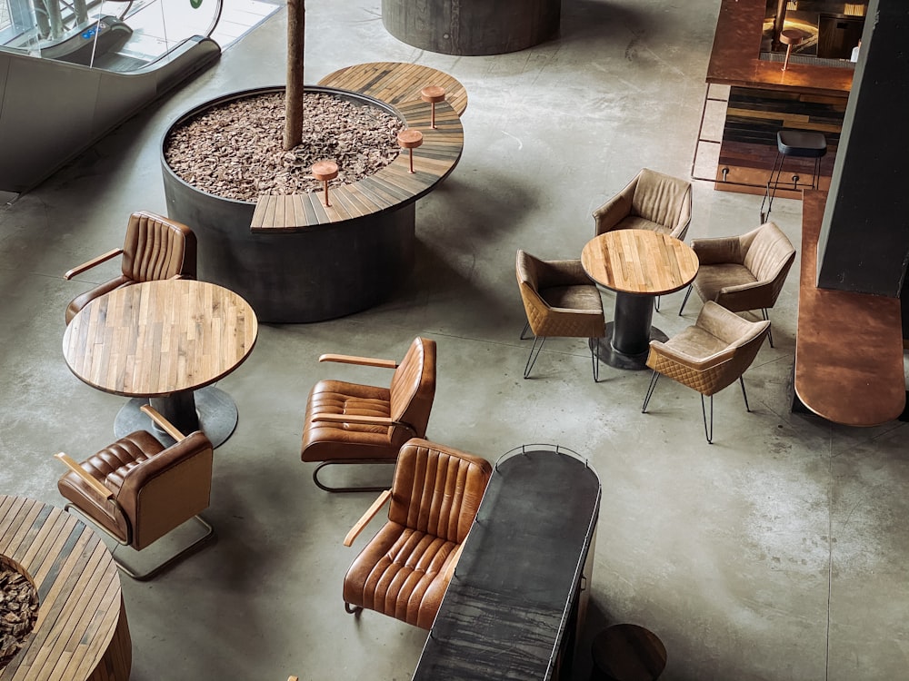 tavolo rotondo e sedie in legno marrone