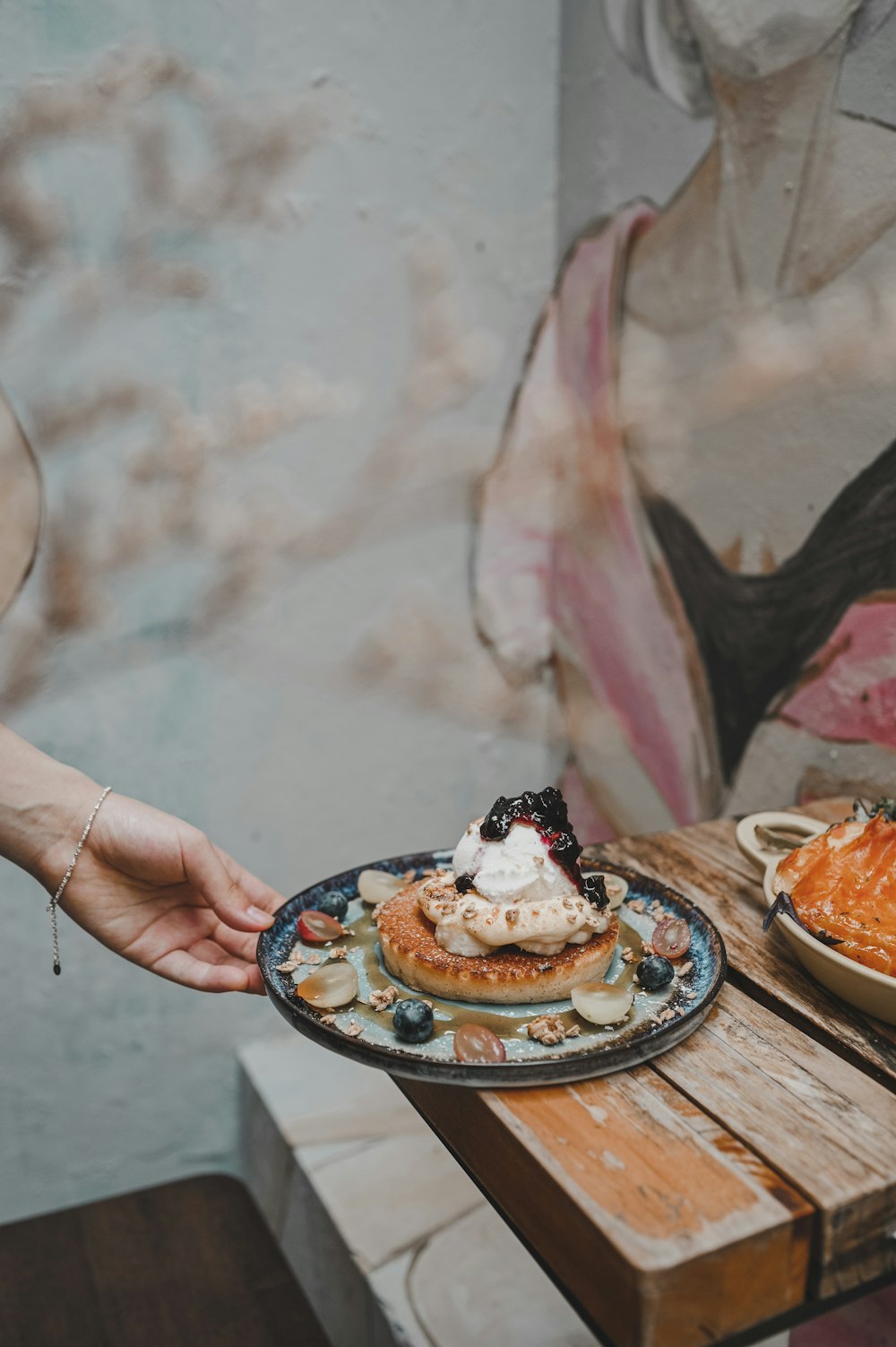 personne tenant une assiette avec un gâteau