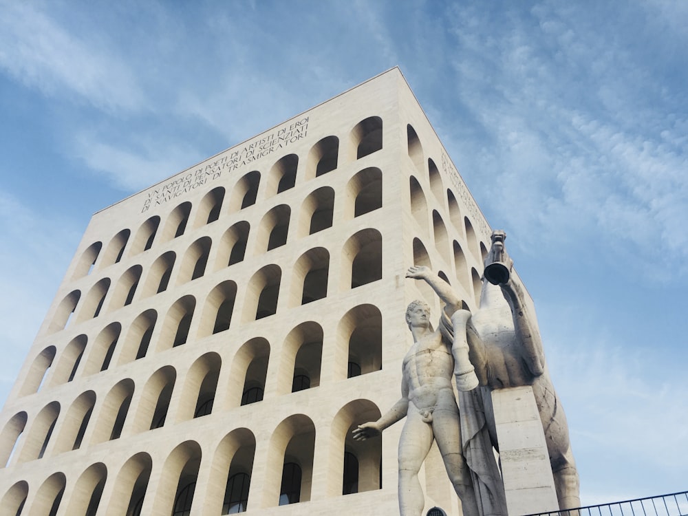 Bâtiment en béton blanc sous le ciel bleu pendant la journée