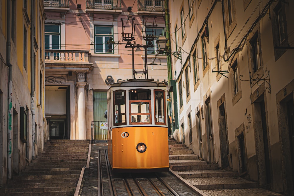 Tram jaune et blanc sur la route pendant la journée