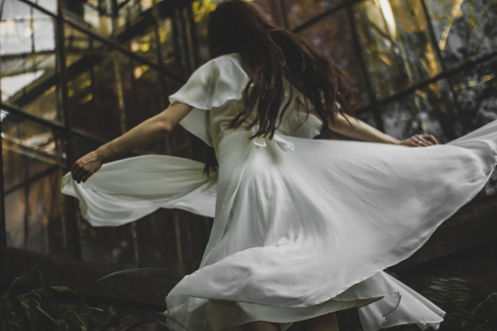 mulher no vestido branco em pé