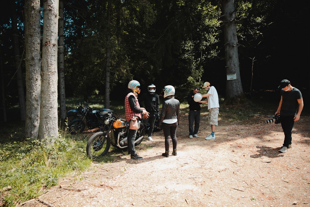 Personas que conducen motocicletas en caminos de tierra durante el día