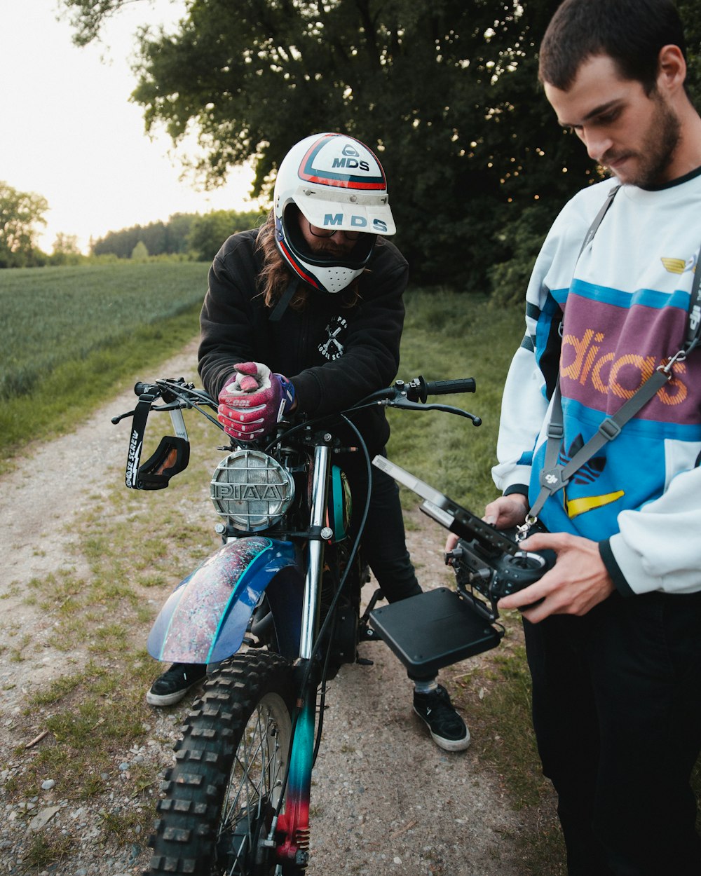 homme en veste noire conduisant une moto