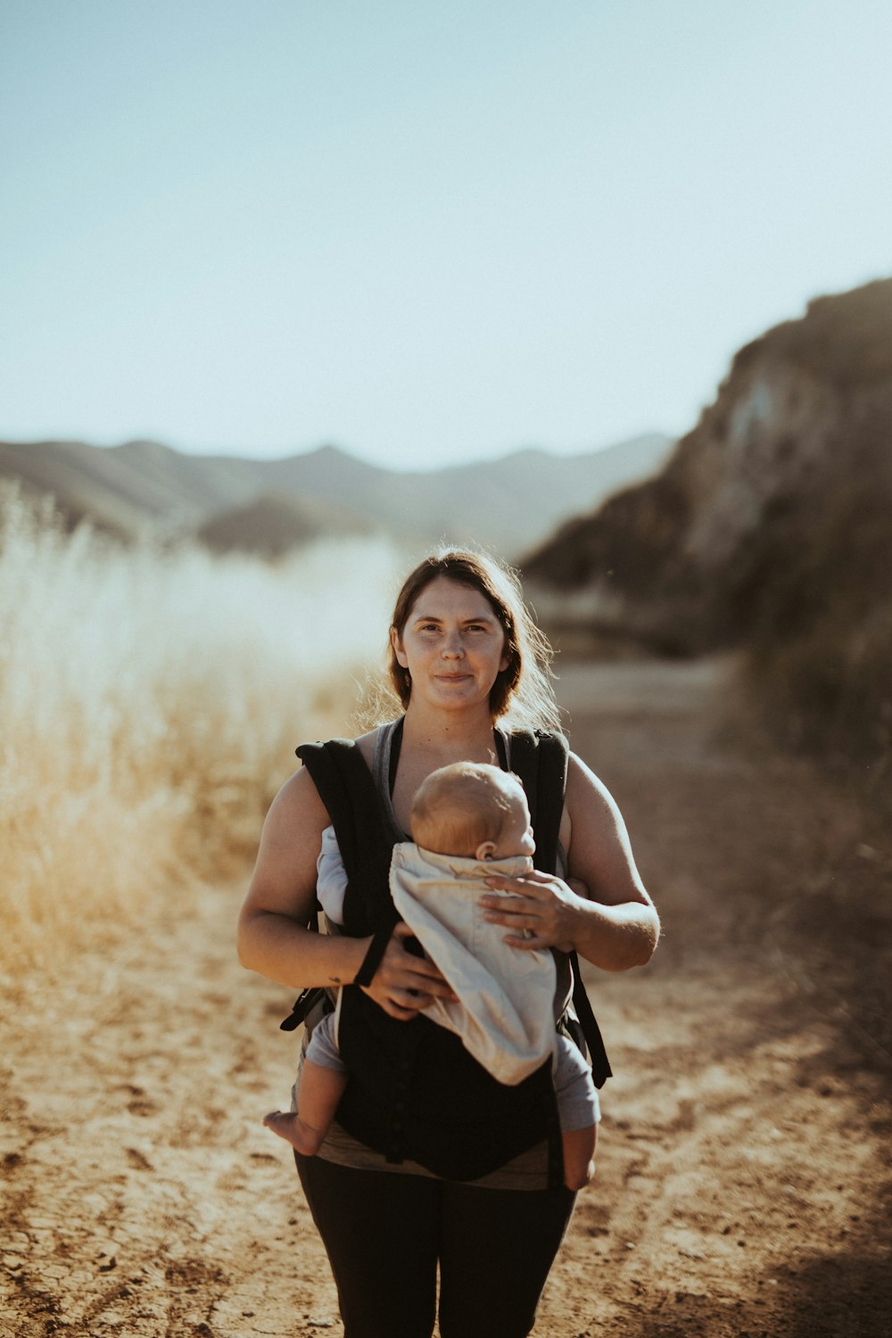 femme en débardeur noir portant bébé