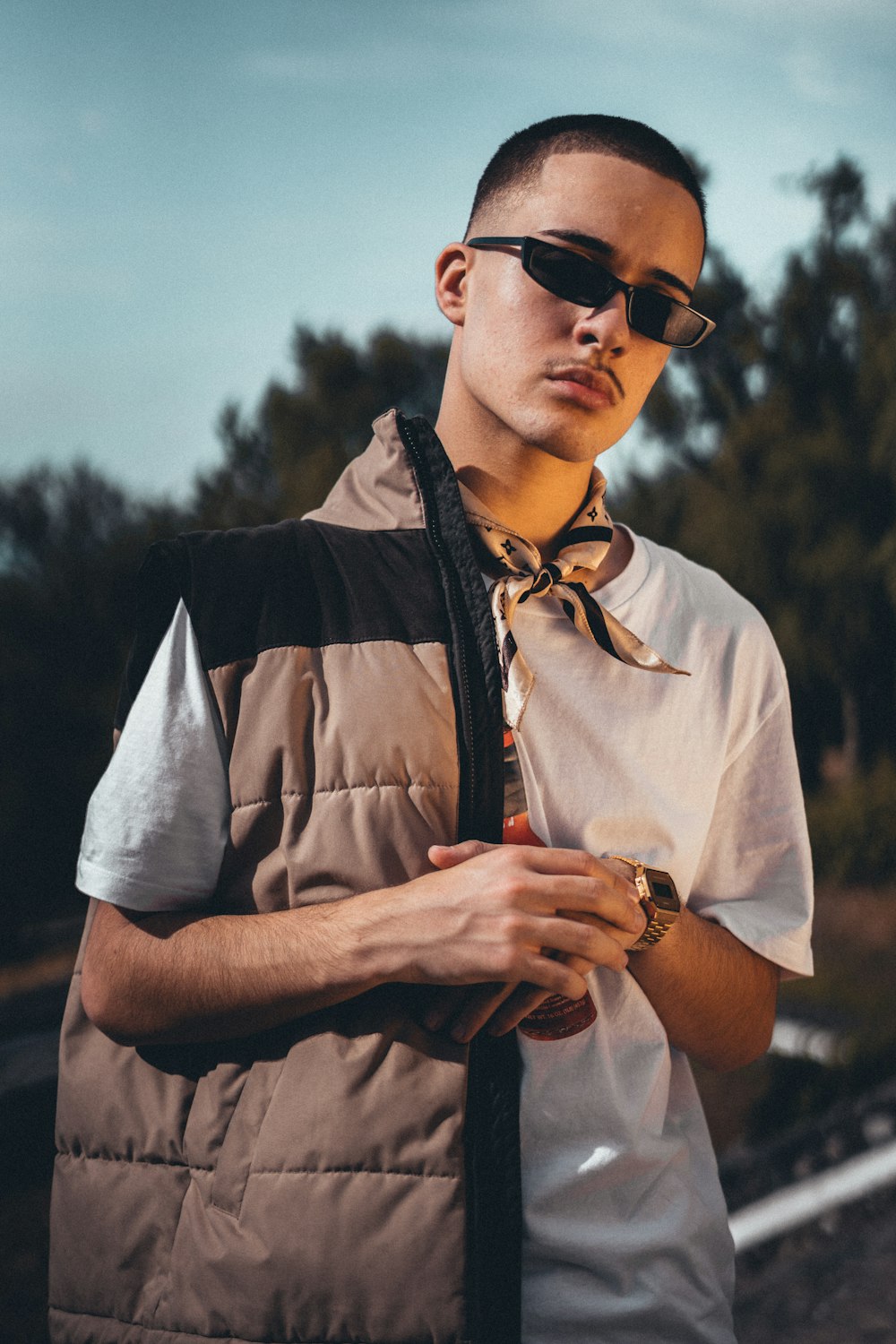 Mann in weißem Button-up-Hemd mit schwarzer Sonnenbrille