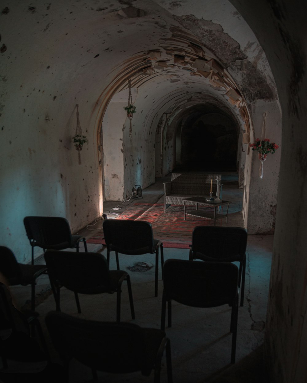 chaises noires et rouges à l’intérieur d’un bâtiment