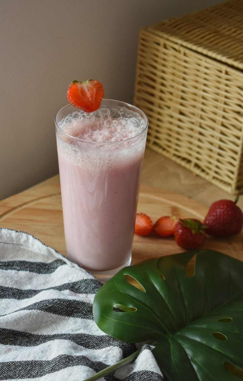 shake à la fraise sur verre à boire transparent