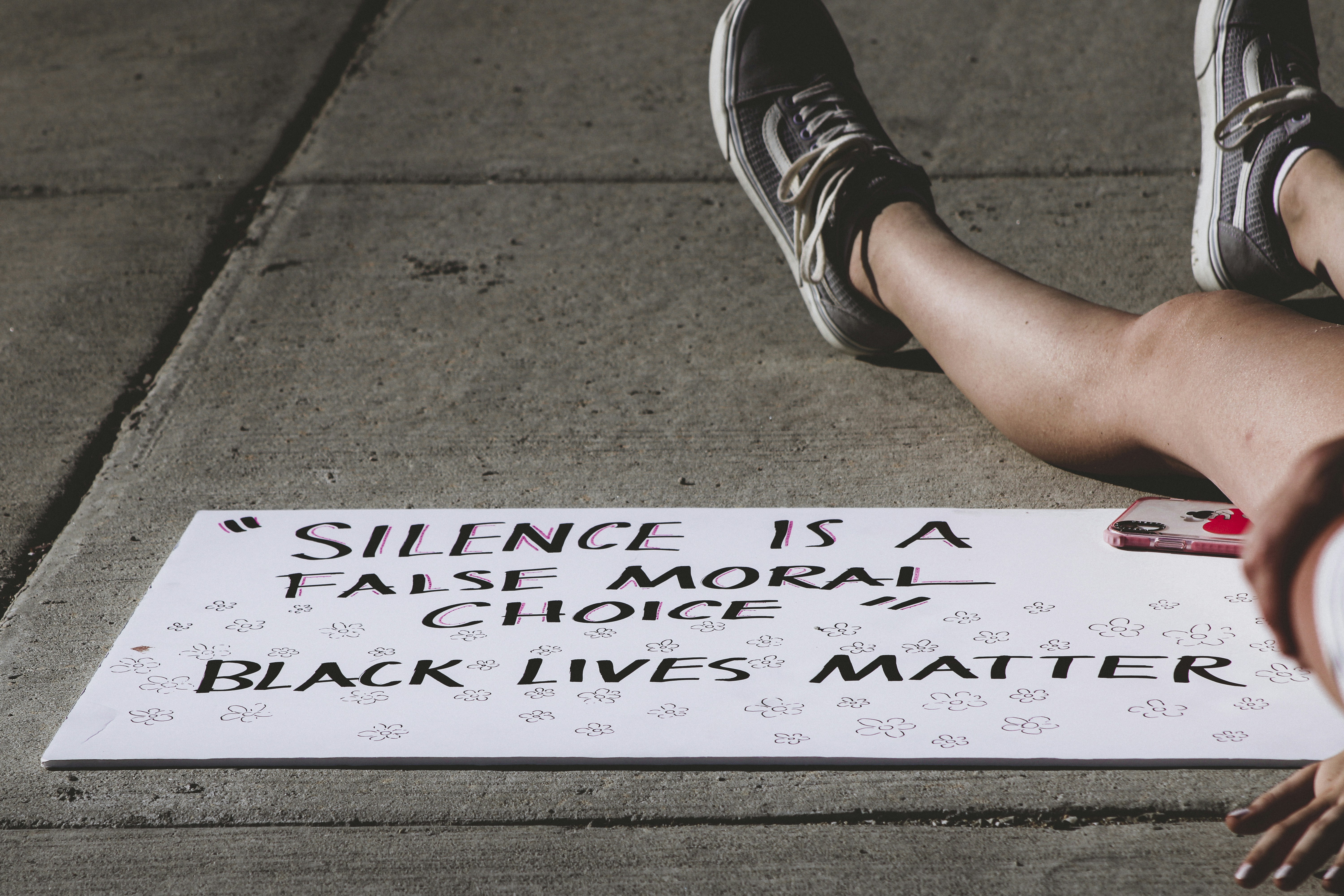 Person in schwarz-weißen Low-Top-Turnschuhen