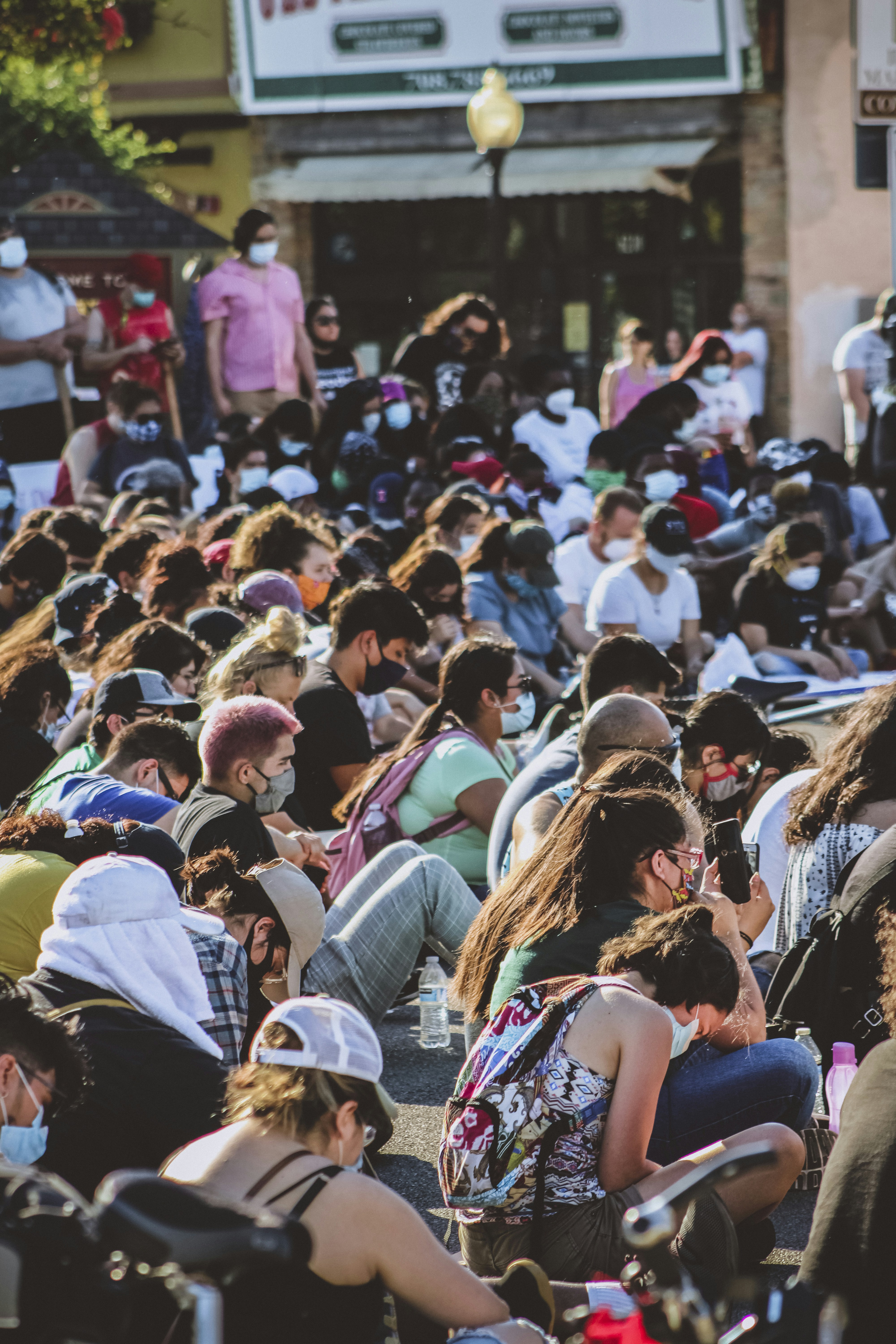 Menschen, die tagsüber auf der Straße sitzen