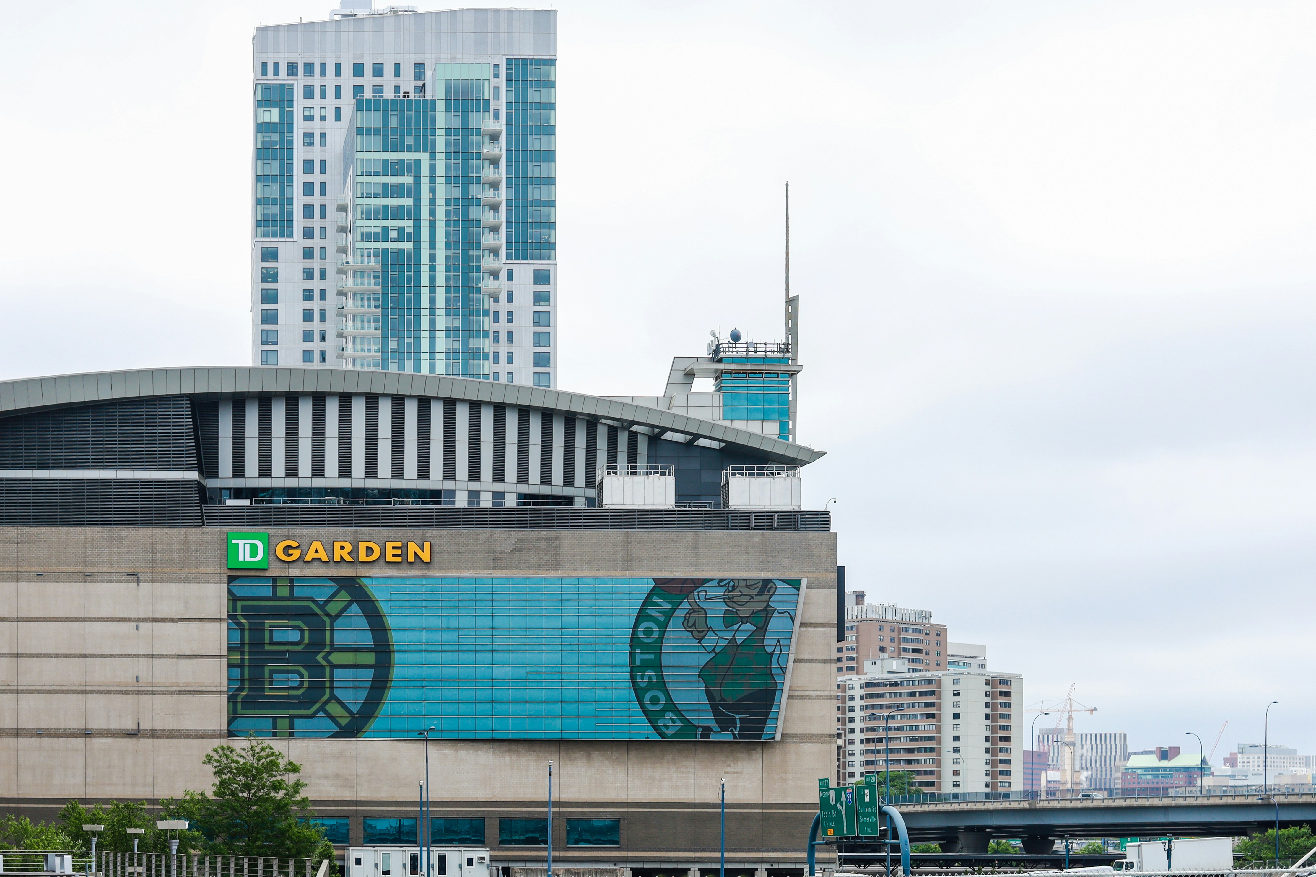edifício de concreto azul e branco durante o dia