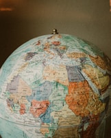 A world map highlighting global trade routes connecting Africa, America, Europe, and Asia.