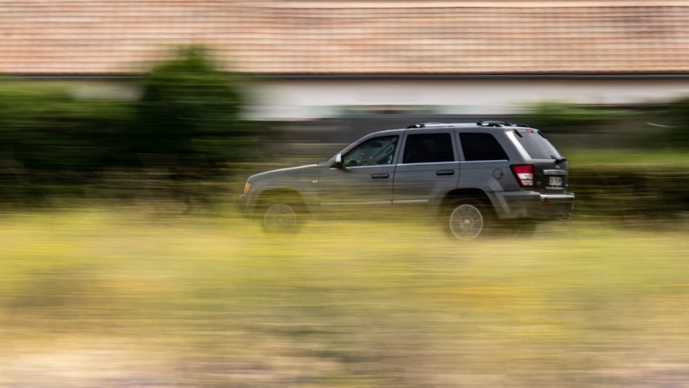 suv de prata na estrada durante o dia