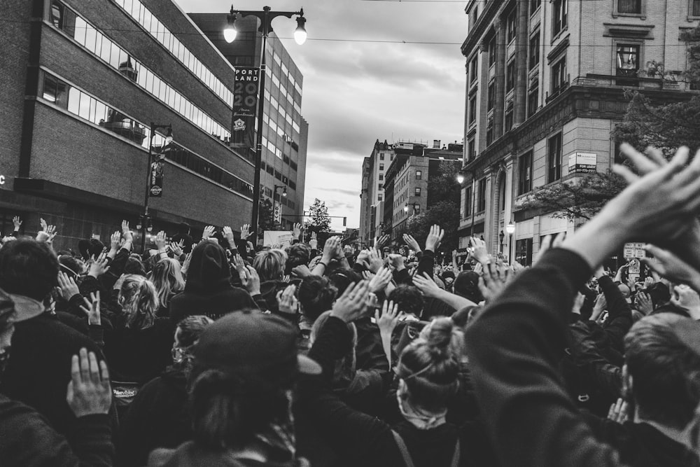 foto em tons de cinza de pessoas andando na rua