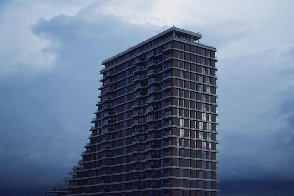 edifício de concreto marrom sob o céu azul durante o dia