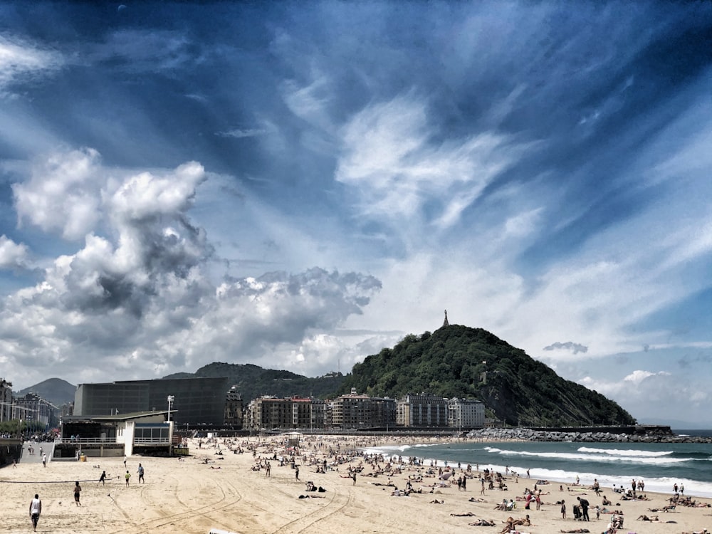 pessoas na praia durante o dia