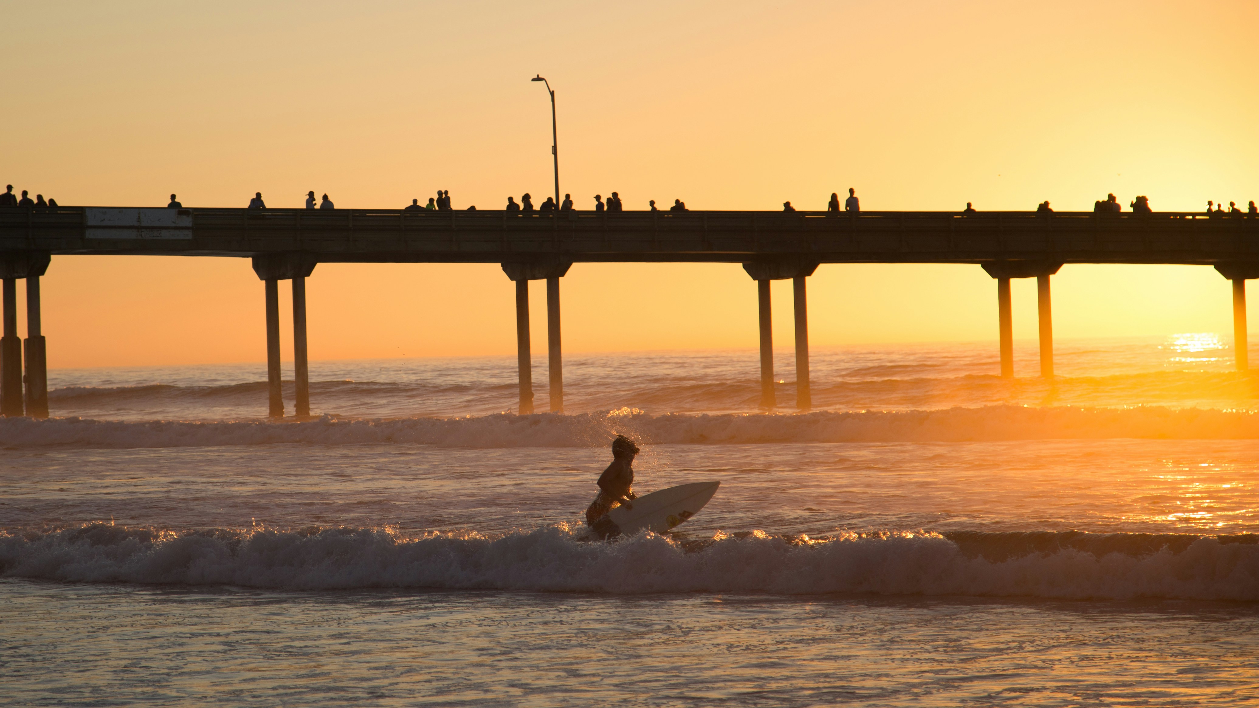 Homme surfant sur les vagues de la mer pendant la journée photo – Photo ...