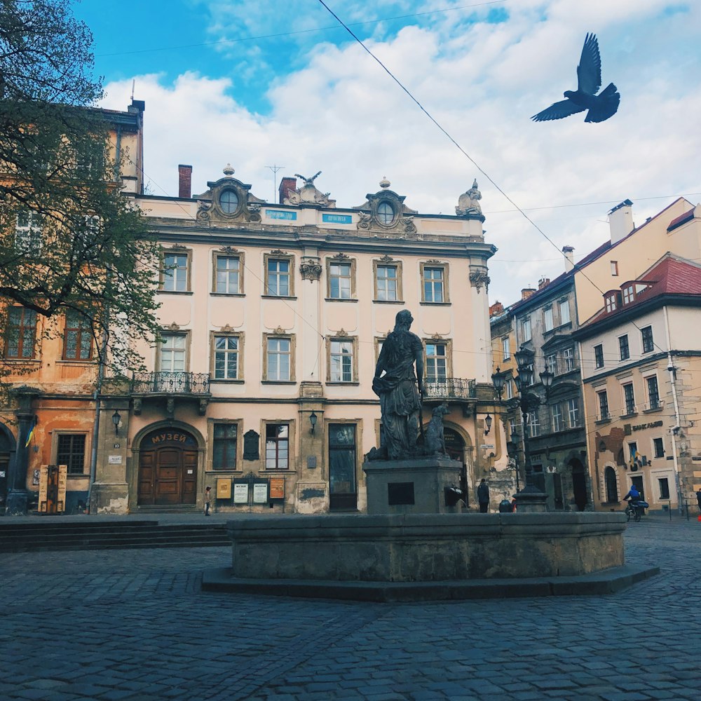 Beige Betongebäude mit Fahne oben