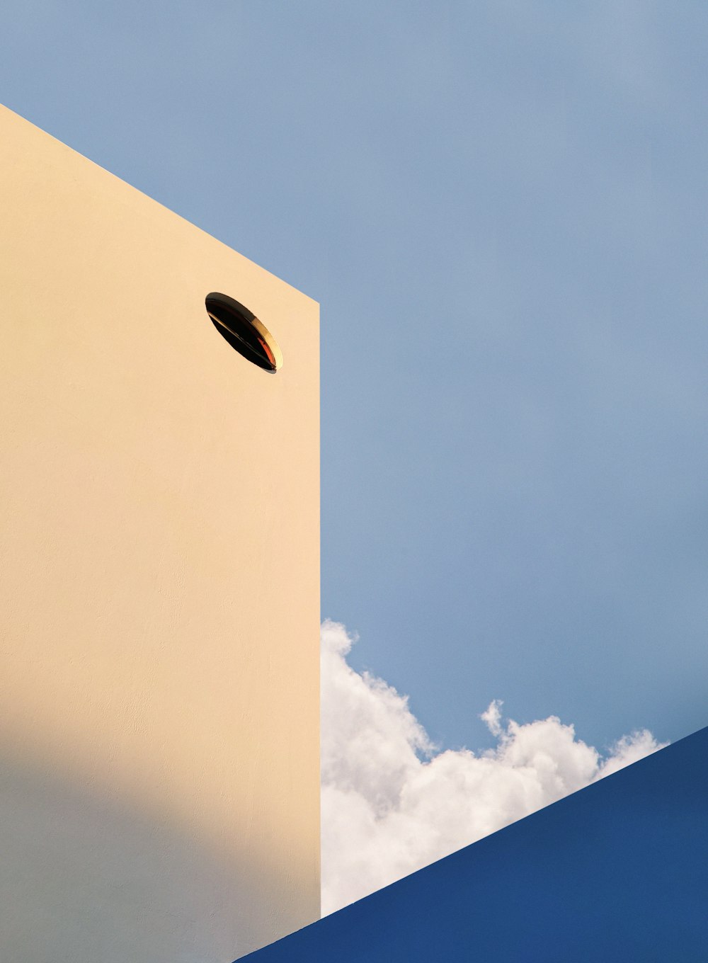 edifício de concreto branco sob o céu azul durante o dia